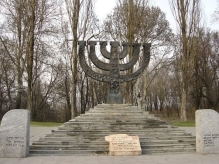 https://upload.wikimedia.org/wikipedia/uk/b/b6/Babi_Jar_Menorah-monument.jpg